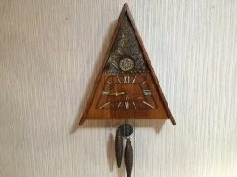 Такие были. Один в один. Только на маятнике вмятины были - из воздушки по нему стрелял... Руки бы сам себе сейчас оторвал )))