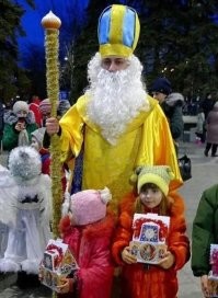 А у соседей нынче так...  не до дед мороз, не до святой Николай! Какое то жовтоблахитное чудо!