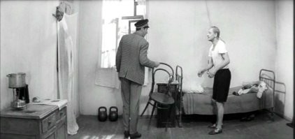 Ну, было бы неплохо принять определённый закон, что если чиновник вор, и жил не по средствам, то ребёнок его, в силу возраста, мог и не понимать откуда деньги, а вот жена, которая видела, принимала богатые подарки от мужа, пользовалась благами незаконного обогащения, садиться в тюрьму на такой же срок. Потому что она, прекрасно осозновала, что это деньги, полученные нечестным путём и не сообщила в органы правопорядка. 
Разумеется, надо так же на законодательном уровне, сделать прозрачной систему ЗП госслужащих, что если не каждый гражданин мог посмотреть, по чём стране обходятся "слуги народа", то уж как минимум родственники имели на это право, и чуть ли не насильно получали смс-ку о размере зарплаты чиновника ежемесячно.  И потом не будет - "ой, я не знала", "не понимала", "не виноватая я".
Скорее наоборот, чтоб не сесть в тюрьму, жена сама пойдёт и впалит мужа. Ну либо убедит его добровольно покаяться и всё отдать. За что ему, в зависимости от правонарушения, либо будет уполовинен срок, либо назначен штраф и освобождение от занимаемой должности.
Но, пока практически в любой стране - зарплаты и доходы чиновников чуть ли не военная тайна (ну понятно, кто законы пишет) - бороться с коррупцией очень и очень сложно, особенно с коррупцией в верхних эшелонах, которую обычные граждане не видят.. они видят что какой-то тендер проведён и какой стадион построен за большие бабки, а кто там и как и сколько попилил, и как выбирали победителя - 99% населения узнать не в состоянии. 
Доносы, "Neighborhood watch".. называйте как хотите, но самоконтроль социума это крайне эффективная вещь, потому что,  если ты прикасался к преступным деньгам (умолчал, потратил, помог спрятать, отмыть итд) - ты будешь сидеть в тюрьме. А когда ещё и все кругом могут посмотреть на твои доходы и заинтересоваться откуда у тебя, на тёщу оформленный новенький Лэнд-ровер.. тока не так то просто уже тратить наворованное. 
Но пока такого закона нету, будут у нас и богатые котеджи на Рублёвках, и золотые унитазы у глав областных ГИБДД, и дети чиновников будут летать на частных самолётах учиться в престижные заведения в Европе.
ФСБ ведь занятно, они в ВК вылавливают за картинки и репосты, некогда им ходить и смотреть как чиновники живут.. было бы неплохо, если б обычные граждане смотреть и сообщать могли. Но кто ж им даст то таких возможностей?
В противном случае, страшный сон коррумпированного чиновника -это жить как гражданин Корейко из произведения "Золотой телёнок".