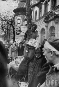 "Когда в 1956 году, в октябре, в Будапеште началась демонстрация, она внезапно превратилась в массовое шествие сотен тысяч человек и стала митингом, даже национальным манифестом против тоталитарного режима. Но уже в начале ноября восстание было подавлено советскими солдатами."

Вот за это нужно сажать в тюрьму! Надолго! Это называется подмена истории!
В октябре – ноябре 1956 года в столице Венгрии произошел самый настоящий фашистский мятеж. Во время Второй мировой Венгрия воевала на стороне Гитлера. Всего на Восточном фронте успело повоевать около 1,5 млн венгерских граждан, из которых погибла примерно одна треть и другая треть попала в плен. Во время войны венгры проявили себя не столько на фронте, сколько жестокостями против мирного населения Брянщины, Воронежской и Черниговской областей. Здесь до сих пор поминают мадьяр отнюдь не добрым словом. Кроме того, венгры зверствовали и в югославской Воеводине.
В конце войны советская армия штурмом взяла Будапешт, при том, что немецкие и венгерские фашисты защищали его по времени дольше, чем Берлин. Одним словом «бывших» в Венгрии через 11 лет после окончания Второй мировой было пруд пруди, и эти люди обладали весьма определенными навыками.
В октябре 1956 года в столице Венгрии был разыгран «цветной» сценарий. Все началось с демонстраций студентов, но за считанные дни дело дошло до невероятных зверств. Коммунистов, сотрудников госбезопасности, случайных прохожих убивали самым зверским образом. Оружие свободно раздавали прямо на улицах всем желающим.
Убивали коммунистов, представителей власти, а иногда и случайных прохожих. Убивали с особой жестокостью. Полковнику Йожефу Папу, ещё живому, лицо и верхнюю часть туловища облили бензином, а затем повесили его за ноги и подожгли. Других коммунистов убивали не менее жестоко. Избитые, обожженные, изувеченные тела были развешены на деревьях за ноги, кого-то повесили обычным способом. Бывшего старшего лейтенанта госбезопасности, связанным вывели на середину двора. Он подвергся садистским издевательствам. Сначала его били по ногам и избивали до тех пор, пока он не упал, а затем повесили за ноги на фонарном столбе во дворе. После этого армейский старший лейтенант (мужчина в кителе) длинным, тридцати-сорокасантиметровым, ножом начал наносить ему удары в поясницу и живот. Потом он отрезал у жертвы правое ухо и перерезал на ногах   выше голени   связки.
Советские войска входили в город дважды... Первый раз вроде как всё стихло, но как только войска вышли - всё началось по новой.
Потери советских войск составили 720 человек убитыми, 1540 ранеными; 51 человек пропал без вести. Большинство этих потерь пришлось, как ни странно на октябрь месяц, а не штурм 4 ноября, когда, казалось, силы мятежников удесятерились. Среди наших солдат также были убитые зверским образом, заживо сожженные… Потери среди граждан Венгрии. По данным официального Будапешта, с 23 октября 1956 г. по январь 1957 г. (то есть до тех пор, пока не прекратились отдельные вооруженные стычки мятежников с венгерскими властями и советскими войсками) 2502 венгра погибли и 19 229 человек были ранены. Даже эти цифры говорят о том, насколько аккуратно действовала наша армия, и насколько «не массовым» было сопротивление мятежников. Оценивая те события, не надо забывать, что мятежниками из различных тюрем страны было выпущено более 13 тысяч заключенных, в том числе почти 10 тысяч уголовников. А это значит, что людей убивали с целью грабежа и завладения имуществом. И убивали бы дальше и больше, если бы конец этим зверствам не положили советские войска и венгерские коммунисты, гусары Кадара, которые вместе с русскими солдатами вошли в охваченный фашистским мятежом Будапешт. В число жертв венгерских событий, входят и те, кого зверски убили или замучили сами повстанцы, жертвы перестрелок между мятежниками, венгерские коммунисты и полицейские, штурмовавшие Будапешт вместе с русскими, случайно погибшие прохожие и, конечно, же, мятежники.

Давайте не будем искажать историю и называть вещи своими именами. Не "массовое шествие", а вооружённый фашисткий мятеж! И не против " тоталитарного режима", а с целью восстановить фашисткий режим.