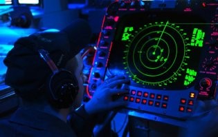 В поворотах заипёт. 
Это если просто сигнал звуковой. 
И на встречку реагировать будет. 

А если прям радар-радар, так это экран, водитель в него уткнётся. 

Это же не судно, время реакции намного меньше должно быть.