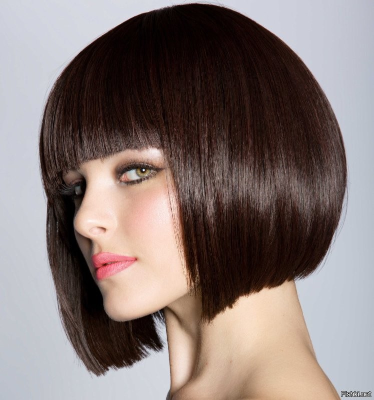 В корне не прав. Каре-средней длины причёска с прямой или удлинённой на лицо чёлкой. Волосы подстрижены по одной линии ниже уха и выше плеч. Характеризуется чётко очерченной линией волос. При выполнении стрижки «каре» применяется метод градуировки, направленной внутрь. В стрижке «ложное каре» применяется градуировка, направленная наружу, за счёт чего концы волос также загибаются наружу. Вот фото для наглядности. Бывает нескольких видов: с чёлкой, длинное, ультрокороткое и прочее. Одна общая черта характеризующая именно каре: одна сплошная линия волос и закрытое ухо, висок. ещё любимый многими нюанс: многообразие вариантов укладки одной стрижки без коррекции.
 У юной мадемуазель стрижка пикси. Тоже могут быть разными как по основной форме, так и длине. Но длина варьируется лишь у чёлки. Затылок и височная часть всегда короткие или даже выбритые. В пикси-боб создают объём ещё на макушке и затылочной части, но линия шеи всё равно ультрокороткая. Пикси очень освежает и молодит. При хорошей форме головы, ушей и шеи производит ошеломительный эффект при минимум усилий по укладке. вот последние три фото- известные красотки со стрижкой пикси.