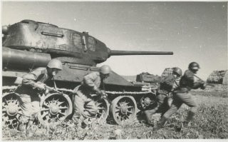 У переднего бойца почему-то стальной шлем образца 1936 года (СШ-36)
