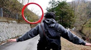 наверное это что-то в таком же духе. увидь то чего на самом деле нет, а в данном случае НЕ увидь то, что на самом деле есть )))))))))