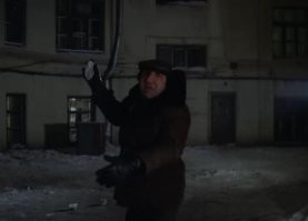 За секунды до: глыбы льда чуть не убили двух жителей Санкт-Петербурга