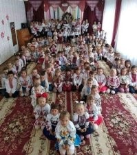 Это тебе не трезубы выкладывать.
Чубатым наскучили тризубы из кавунов, кизяка и навоза, и они выложили тризуб из детей.