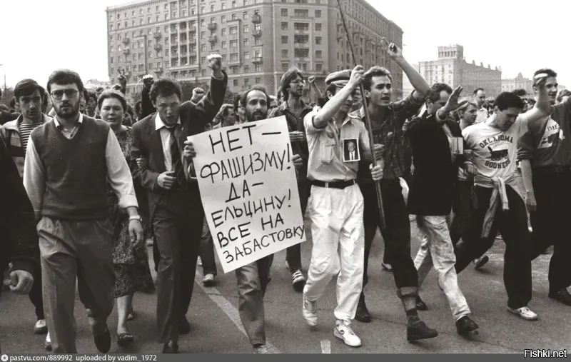 Подкину еще дровишек в топку , в 91 году на самые многочисленные митинги в поддержку ЕБНа вышла Москва и тогда еще Ленинград Большая часть Р.С.Ф.С.Р. были против !!!!