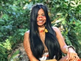 Ах если бы все дикарки были такими красотками и с такими белыми зубками... Бросил бы все и уехал в джунгли.