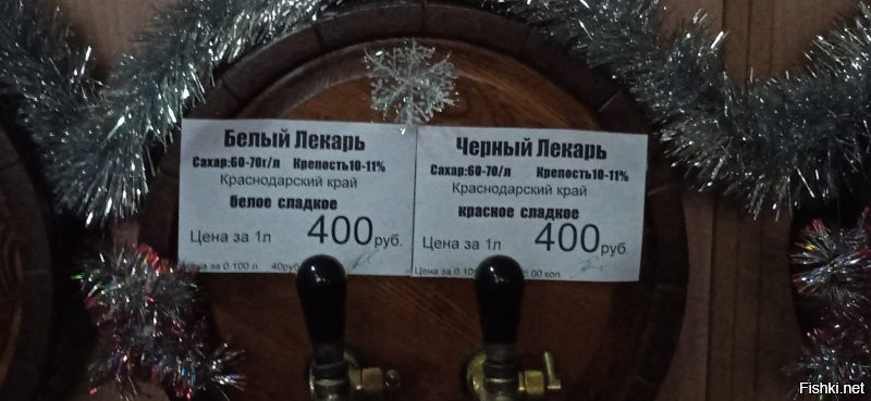 Вот. Сегодня ездил кой-чего из продуктов прикупить к Новому году. Заодно и в "Тройку" заглянул, на Московской площади.