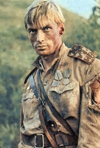 у меня лично всегда очень двойное чувство, когда я смотрю такие фильмы.
потому-что он-то - этот Арти, герой, он бился против фашистов, рисковал жизнью, терял друзей.
и он не виноват в том, что сегодня большинство евро-американов думают, что вторую мировую войну выиграл Том Хэнкс. 
не он виноват.

обычно после этого помогает просмотр ильма про героев, которые на самом деле выиграли ту войну. "Они сражались за Родину" или "В бой идут...".
но наверное, самым ярким образом русского солдата у меня остался Олялин. Арти может покурить в сторонке