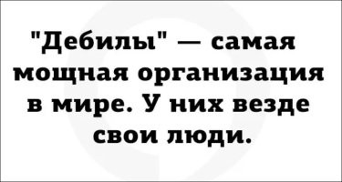 Парень обклеил весь дом своей мамы подарочной бумагой