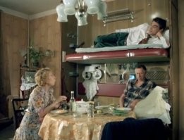 Это не вагон, а нормальная квартира.
Раньше так жили
Достаточно распространено было такое решение в интерьере