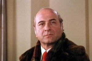 Шевкуненко, Сергей Юрьевич (роль Миши Полякова в телевизионных художественных фильмах «Кортик» (1973) и «Бронзовая птица» (1974) и несколько других детских ролей в советском кинематографе.)

28 марта 1976 года Сергей в очередной раз ввязался в драку, за которую получил свой первый срок тюремного заключения. Будучи пьяным, во дворе своего дома на улице Пудовкина в Москве он решил поиграть с подвернувшейся ему на пути овчаркой, что не понравилось выгуливавшему её хозяину. Мужчина стал отгонять нетрезвого юношу от своей собаки, за что был им жестоко избит. Действия Шевкуненко были квалифицированы судом по части 2 статьи 206 УК РСФСР («хулиганство с особой дерзостью и жестокостью») и он был приговорён к одному году лишения свободы в детской исправительно-трудовой колонии (ИТК). В месте заключения он получил среднее образование, а выйдя на свободу, устроился на работу осветителем на «Мосфильме».

В 1978 году получил четыре года заключения в колонии за кражу со взломом, совершённую им в буфете киностудии «Мосфильм» в состоянии сильного алкогольного опьянения, с целью хищения недостающей для подвыпившей бригады осветителей закуски, так как магазины в это время уже были закрыты. Но уже через год за примерное поведение был условно-досрочно освобождён, после чего по протекции матери вновь был принят на «Мосфильм» осветителем.

Понимая, что путь в кино для него окончательно закрыт, Шевкуненко собрал из местной шпаны шайку и сначала начал грабить прохожих на улице, а затем переключился на квартирные кражи по наводке.

В декабре 1981 года проверялся на причастность к убийству близкой подруги своей матери, заслуженной артистки РСФСР Зои Фёдоровой, которую Сергей называл своей второй мамой и был вхож в её дом, но его причастность не была подтверждена. Убийство актрисы не раскрыто по сей день.

В 1982 году вновь был арестован за квартирную кражу и хранение наркотиков, осуждён на 4,5 года. За отказ сотрудничать с администрацией лагеря и попытку побега срок его заключения был продлён ещё на 1,5 года, как не вставшему на путь исправления[1].

В 1988 году был освобождён из заключения инвалидом 2-й группы (открытая форма туберкулёза), после чего уехал к родственникам в Смоленск, так как в Москве ему как рецидивисту прописка была запрещена. В Смоленске целый год лечился в больнице от приобретённого в тюрьме недуга.

В августе 1989 года женился на девушке по имени Елена (род. 1969), тогда же получил новый срок   один год за хранение оружия. После освобождения   вновь арест и три года заключения за хранение краденых икон. В начале 1990-х годов отбывал наказание в тюрьме для особо опасных преступников «Владимирский централ» в городе Владимире.

Выйдя на свободу в 1994 году, продолжил криминальную деятельность. Благодаря своим лидерским качествам, сильному характеру и организаторским способностям ему удалось сколотить свою так называемую «Мосфильмовскую ОПГ», которая контролировала ряд точек в районе Мосфильмовской улицы в Москве. В уголовной среде был известен под кличками «Артист» и «Шеф».

В общей сложности имел пять судимостей и провёл в учреждениях системы лишения свободы 14,5 лет

Годовиков, Николай Львович (Петруха)

В 1979 году он бросил работу и вскоре был осуждён за тунеядство (по статье 209-1 УК РСФСР) на один год. 
 По окончании срока в марте 1980 был направлен в Приозерск на целлюлозно-бумажный комбинат. В июле 1980 года был осуждён за кражу на 4 года лишения свободы. 
 1 мая 1991 года был осуждён за кражу на 2,5 года лишения свободы. Отбывал срок во Владимире в колонии строгого режима для рецидивистов «Тройка» (ОД 1/3). 

Арчил Гомиашвили (Остап Бендер)

В 1943 году устроился в Тбилисский русский драматический театр имени А. С. Грибоедова. Как-то ночью они вместе с другом срезали со всех кресел кожу и продали её сапожнику. Приятелей арестовали. Арчил получил два года в исправительном лагере под Тбилиси.

Сидел ещё три раза, конкретика не известна

Георгий Юматов 

По официальной версии, 6 марта 1994 года в 75-й квартире дома № 5 по улице Черняховского, находясь в состоянии алкогольного опьянения, Георгий Юматов застрелил из охотничьего ружья дворника Мадатова, который помогал актёру похоронить его любимую собаку. Со слов самого Юматова, Мадатов оскорбил его как фронтовика, когда сказал, что зря в войне не победила Германия. Однако Виктор Мережко спустя много лет заявил, что в дворника случайно выстрелила Муза Крепкогорская, а Юматов взял её вину на себя.

Юматову, обвинённому в совершении умышленного убийства на почве ссоры, согласно статье 103 УК РСФСР, грозило лишение свободы на срок от трёх до десяти лет. Но после того, как адвокат Борис Кузнецов сумел доказать, что действия его подзащитного не были умышленным убийством, а лишь превысили пределы необходимой обороны, через два месяца после ареста, в июне 1994-го, тот был выпущен из «Матросской тишины» под подписку о невыезде. Затем Юматов как фронтовик попал под амнистию к 50-летию Победы, и в конце 1995 года дело было прекращено.

Захаров, Сергей Георгиевич  (советский и российский эстрадный певец (бас-баритон) и актёр. Народный артист Российской Федерации (1996). Патрон Международного фестиваля русской песни Великобритании 2011 2019.)

В 1977 году был осуждён за драку (выяснение отношений артиста с администратором окончилось коллективной дракой с участием Захарова) и получил один год заключения. Отбывал срок в Сланцах.