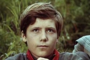 Шевкуненко, Сергей Юрьевич (роль Миши Полякова в телевизионных художественных фильмах «Кортик» (1973) и «Бронзовая птица» (1974) и несколько других детских ролей в советском кинематографе.)

28 марта 1976 года Сергей в очередной раз ввязался в драку, за которую получил свой первый срок тюремного заключения. Будучи пьяным, во дворе своего дома на улице Пудовкина в Москве он решил поиграть с подвернувшейся ему на пути овчаркой, что не понравилось выгуливавшему её хозяину. Мужчина стал отгонять нетрезвого юношу от своей собаки, за что был им жестоко избит. Действия Шевкуненко были квалифицированы судом по части 2 статьи 206 УК РСФСР («хулиганство с особой дерзостью и жестокостью») и он был приговорён к одному году лишения свободы в детской исправительно-трудовой колонии (ИТК). В месте заключения он получил среднее образование, а выйдя на свободу, устроился на работу осветителем на «Мосфильме».

В 1978 году получил четыре года заключения в колонии за кражу со взломом, совершённую им в буфете киностудии «Мосфильм» в состоянии сильного алкогольного опьянения, с целью хищения недостающей для подвыпившей бригады осветителей закуски, так как магазины в это время уже были закрыты. Но уже через год за примерное поведение был условно-досрочно освобождён, после чего по протекции матери вновь был принят на «Мосфильм» осветителем.

Понимая, что путь в кино для него окончательно закрыт, Шевкуненко собрал из местной шпаны шайку и сначала начал грабить прохожих на улице, а затем переключился на квартирные кражи по наводке.

В декабре 1981 года проверялся на причастность к убийству близкой подруги своей матери, заслуженной артистки РСФСР Зои Фёдоровой, которую Сергей называл своей второй мамой и был вхож в её дом, но его причастность не была подтверждена. Убийство актрисы не раскрыто по сей день.

В 1982 году вновь был арестован за квартирную кражу и хранение наркотиков, осуждён на 4,5 года. За отказ сотрудничать с администрацией лагеря и попытку побега срок его заключения был продлён ещё на 1,5 года, как не вставшему на путь исправления[1].

В 1988 году был освобождён из заключения инвалидом 2-й группы (открытая форма туберкулёза), после чего уехал к родственникам в Смоленск, так как в Москве ему как рецидивисту прописка была запрещена. В Смоленске целый год лечился в больнице от приобретённого в тюрьме недуга.

В августе 1989 года женился на девушке по имени Елена (род. 1969), тогда же получил новый срок   один год за хранение оружия. После освобождения   вновь арест и три года заключения за хранение краденых икон. В начале 1990-х годов отбывал наказание в тюрьме для особо опасных преступников «Владимирский централ» в городе Владимире.

Выйдя на свободу в 1994 году, продолжил криминальную деятельность. Благодаря своим лидерским качествам, сильному характеру и организаторским способностям ему удалось сколотить свою так называемую «Мосфильмовскую ОПГ», которая контролировала ряд точек в районе Мосфильмовской улицы в Москве. В уголовной среде был известен под кличками «Артист» и «Шеф».

В общей сложности имел пять судимостей и провёл в учреждениях системы лишения свободы 14,5 лет

Годовиков, Николай Львович (Петруха)

В 1979 году он бросил работу и вскоре был осуждён за тунеядство (по статье 209-1 УК РСФСР) на один год. 
 По окончании срока в марте 1980 был направлен в Приозерск на целлюлозно-бумажный комбинат. В июле 1980 года был осуждён за кражу на 4 года лишения свободы. 
 1 мая 1991 года был осуждён за кражу на 2,5 года лишения свободы. Отбывал срок во Владимире в колонии строгого режима для рецидивистов «Тройка» (ОД 1/3). 

Арчил Гомиашвили (Остап Бендер)

В 1943 году устроился в Тбилисский русский драматический театр имени А. С. Грибоедова. Как-то ночью они вместе с другом срезали со всех кресел кожу и продали её сапожнику. Приятелей арестовали. Арчил получил два года в исправительном лагере под Тбилиси.

Сидел ещё три раза, конкретика не известна

Георгий Юматов 

По официальной версии, 6 марта 1994 года в 75-й квартире дома № 5 по улице Черняховского, находясь в состоянии алкогольного опьянения, Георгий Юматов застрелил из охотничьего ружья дворника Мадатова, который помогал актёру похоронить его любимую собаку. Со слов самого Юматова, Мадатов оскорбил его как фронтовика, когда сказал, что зря в войне не победила Германия. Однако Виктор Мережко спустя много лет заявил, что в дворника случайно выстрелила Муза Крепкогорская, а Юматов взял её вину на себя.

Юматову, обвинённому в совершении умышленного убийства на почве ссоры, согласно статье 103 УК РСФСР, грозило лишение свободы на срок от трёх до десяти лет. Но после того, как адвокат Борис Кузнецов сумел доказать, что действия его подзащитного не были умышленным убийством, а лишь превысили пределы необходимой обороны, через два месяца после ареста, в июне 1994-го, тот был выпущен из «Матросской тишины» под подписку о невыезде. Затем Юматов как фронтовик попал под амнистию к 50-летию Победы, и в конце 1995 года дело было прекращено.

Захаров, Сергей Георгиевич  (советский и российский эстрадный певец (бас-баритон) и актёр. Народный артист Российской Федерации (1996). Патрон Международного фестиваля русской песни Великобритании 2011 2019.)

В 1977 году был осуждён за драку (выяснение отношений артиста с администратором окончилось коллективной дракой с участием Захарова) и получил один год заключения. Отбывал срок в Сланцах.