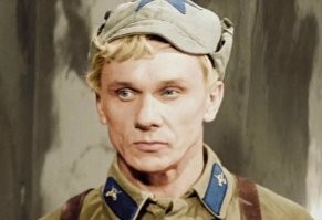 Шевкуненко, Сергей Юрьевич (роль Миши Полякова в телевизионных художественных фильмах «Кортик» (1973) и «Бронзовая птица» (1974) и несколько других детских ролей в советском кинематографе.)

28 марта 1976 года Сергей в очередной раз ввязался в драку, за которую получил свой первый срок тюремного заключения. Будучи пьяным, во дворе своего дома на улице Пудовкина в Москве он решил поиграть с подвернувшейся ему на пути овчаркой, что не понравилось выгуливавшему её хозяину. Мужчина стал отгонять нетрезвого юношу от своей собаки, за что был им жестоко избит. Действия Шевкуненко были квалифицированы судом по части 2 статьи 206 УК РСФСР («хулиганство с особой дерзостью и жестокостью») и он был приговорён к одному году лишения свободы в детской исправительно-трудовой колонии (ИТК). В месте заключения он получил среднее образование, а выйдя на свободу, устроился на работу осветителем на «Мосфильме».

В 1978 году получил четыре года заключения в колонии за кражу со взломом, совершённую им в буфете киностудии «Мосфильм» в состоянии сильного алкогольного опьянения, с целью хищения недостающей для подвыпившей бригады осветителей закуски, так как магазины в это время уже были закрыты. Но уже через год за примерное поведение был условно-досрочно освобождён, после чего по протекции матери вновь был принят на «Мосфильм» осветителем.

Понимая, что путь в кино для него окончательно закрыт, Шевкуненко собрал из местной шпаны шайку и сначала начал грабить прохожих на улице, а затем переключился на квартирные кражи по наводке.

В декабре 1981 года проверялся на причастность к убийству близкой подруги своей матери, заслуженной артистки РСФСР Зои Фёдоровой, которую Сергей называл своей второй мамой и был вхож в её дом, но его причастность не была подтверждена. Убийство актрисы не раскрыто по сей день.

В 1982 году вновь был арестован за квартирную кражу и хранение наркотиков, осуждён на 4,5 года. За отказ сотрудничать с администрацией лагеря и попытку побега срок его заключения был продлён ещё на 1,5 года, как не вставшему на путь исправления[1].

В 1988 году был освобождён из заключения инвалидом 2-й группы (открытая форма туберкулёза), после чего уехал к родственникам в Смоленск, так как в Москве ему как рецидивисту прописка была запрещена. В Смоленске целый год лечился в больнице от приобретённого в тюрьме недуга.

В августе 1989 года женился на девушке по имени Елена (род. 1969), тогда же получил новый срок   один год за хранение оружия. После освобождения   вновь арест и три года заключения за хранение краденых икон. В начале 1990-х годов отбывал наказание в тюрьме для особо опасных преступников «Владимирский централ» в городе Владимире.

Выйдя на свободу в 1994 году, продолжил криминальную деятельность. Благодаря своим лидерским качествам, сильному характеру и организаторским способностям ему удалось сколотить свою так называемую «Мосфильмовскую ОПГ», которая контролировала ряд точек в районе Мосфильмовской улицы в Москве. В уголовной среде был известен под кличками «Артист» и «Шеф».

В общей сложности имел пять судимостей и провёл в учреждениях системы лишения свободы 14,5 лет

Годовиков, Николай Львович (Петруха)

В 1979 году он бросил работу и вскоре был осуждён за тунеядство (по статье 209-1 УК РСФСР) на один год. 
 По окончании срока в марте 1980 был направлен в Приозерск на целлюлозно-бумажный комбинат. В июле 1980 года был осуждён за кражу на 4 года лишения свободы. 
 1 мая 1991 года был осуждён за кражу на 2,5 года лишения свободы. Отбывал срок во Владимире в колонии строгого режима для рецидивистов «Тройка» (ОД 1/3). 

Арчил Гомиашвили (Остап Бендер)

В 1943 году устроился в Тбилисский русский драматический театр имени А. С. Грибоедова. Как-то ночью они вместе с другом срезали со всех кресел кожу и продали её сапожнику. Приятелей арестовали. Арчил получил два года в исправительном лагере под Тбилиси.

Сидел ещё три раза, конкретика не известна

Георгий Юматов 

По официальной версии, 6 марта 1994 года в 75-й квартире дома № 5 по улице Черняховского, находясь в состоянии алкогольного опьянения, Георгий Юматов застрелил из охотничьего ружья дворника Мадатова, который помогал актёру похоронить его любимую собаку. Со слов самого Юматова, Мадатов оскорбил его как фронтовика, когда сказал, что зря в войне не победила Германия. Однако Виктор Мережко спустя много лет заявил, что в дворника случайно выстрелила Муза Крепкогорская, а Юматов взял её вину на себя.

Юматову, обвинённому в совершении умышленного убийства на почве ссоры, согласно статье 103 УК РСФСР, грозило лишение свободы на срок от трёх до десяти лет. Но после того, как адвокат Борис Кузнецов сумел доказать, что действия его подзащитного не были умышленным убийством, а лишь превысили пределы необходимой обороны, через два месяца после ареста, в июне 1994-го, тот был выпущен из «Матросской тишины» под подписку о невыезде. Затем Юматов как фронтовик попал под амнистию к 50-летию Победы, и в конце 1995 года дело было прекращено.

Захаров, Сергей Георгиевич  (советский и российский эстрадный певец (бас-баритон) и актёр. Народный артист Российской Федерации (1996). Патрон Международного фестиваля русской песни Великобритании 2011 2019.)

В 1977 году был осуждён за драку (выяснение отношений артиста с администратором окончилось коллективной дракой с участием Захарова) и получил один год заключения. Отбывал срок в Сланцах.