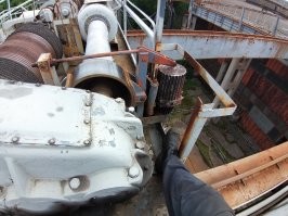 У нас цеха по 700-500 метров. За день меньше 10 км. никак не получается. Причем не всегда по горизонтали и налегке. Приходится и на краны редуктор или колодки затаскивать.