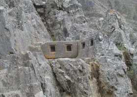 Не совсем так. Например, были попытки скопировать пирамиду Хеопса в уменьшенном масштабе - не получилось. Также не получается делать внутренние углы в твердом камне,глубокие отверстия малого диаметра,и перемещение больших камней в горных условиях.
Наконец, довольно часто большое строительство не согласуется экономически - просто не было столько свободных рук в течении длительного времени. 
 PS На плато Гиза нет котлована,из которого брали камни для пирамид.