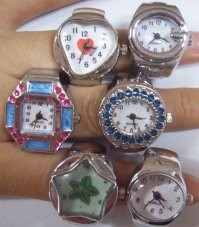 Первые в России часы в перстне изготавливались ещё по заказу императрицы Елизаветы Петровны. А вообще в 20 веке в мире таких моделей выпускалось много...