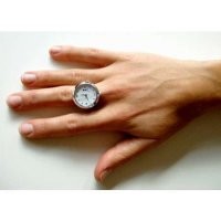 Первые в России часы в перстне изготавливались ещё по заказу императрицы Елизаветы Петровны. А вообще в 20 веке в мире таких моделей выпускалось много...