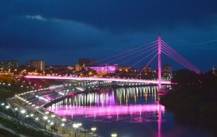 У нас конечно не такой огромный мост, но тоже красивый! Я думаю если кто-то оттуда провода вытащит, то весь цыганский квартал раком ходить будет! Должны же быть какие-то культурные ценности!