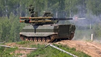 Ничего себе. К радиоуправляемой машинке, приделали детский пулемётик..  То-то у нас в зоне СВО, столько Уранов-9 катаются, прям плюнуть негде. Людей не надо даже.
Создать наземную платформу, хорошей проходимости, автономности, управляемости, защищённости, отказоустойчивости и главное чтоб она ещё выдерживала импульс отдачи и не рассыпалась в труху от динамических нагрузок  - задача с тремя звёздочками.  И даже если у вас на бумаге и в условиях полигона всё выглядит  хорошо, то в реальном применении, всё это может оказаться просто барахлом.
С другой стороны, сколько лет держался миф,  о том что в  Японии, самые роботистые роботы на Земле?  А как случилась Фукусима, так людей пришлось загонять на ликвидацию.. которую так до конца и не смогли довести, в отличии от того же Советского Союза который почти 30 лет назад и более сильную катастрофу заборол при тогдашнем техническом развитии, и роботов использовал, и даже  задействовал переоборудованные роботизированные платформы на базе ИМР..  казалось бы, где "загнивающий совок" 1986 года, а где "развитая научно технологичная" Япония 2011 года.
Новость не о чём.. я в Клубе Юного Техника и более серьёзные вещи собирал,  и собственно этим даже никто там не хвастался, ибо считалось за обыденность.