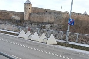 Какая страна - такие и "пирамиды"!
"Зубы дракона" на нарвском мосту от мелкой прибалтийской шавки!