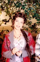 Тогда к Новому году фильмы музыкальные снимали, шоу делали..., а теперь по телевизору одно унылое говно с натянутыми улыбками и искусственным смехом.