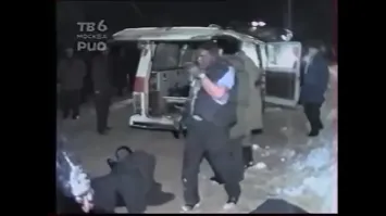 Может быть помните страшный пожар в самарском ГУВД 1999 года? Чел, что на фото, спрыгнувший с пятого этажа подполковник! Бегал с переломанным позвоночником и пытался спасать людей! В последствии умер! Это шок, он творит с людьми невероятные вещи!