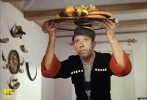 Ну как не вспомнить нестареющую классику!
Кстати, Никулин вместо валика использовал бублик.