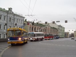 США за океаном а вот нам родная Москва. Здесь порезали флот троллейбусов и ободрали троллейбусную контактную сеть, чтобы запустить электробусы.
Недостаток троллейбусов - они требуют инфроструктуру. Но она уже была.
Недостатки электробусов - не могут работать непрерывно 24/7, должны вставать на зарядку. И очень маленький ресурс батареек, по сравнению с троллейбусами, ресурс которых вечен.
Ну и в принципе известно, кому занесли за такое эпохальное решение. Не пора ли спросить, сколько.