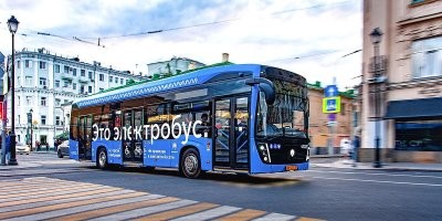 США за океаном а вот нам родная Москва. Здесь порезали флот троллейбусов и ободрали троллейбусную контактную сеть, чтобы запустить электробусы.
Недостаток троллейбусов - они требуют инфроструктуру. Но она уже была.
Недостатки электробусов - не могут работать непрерывно 24/7, должны вставать на зарядку. И очень маленький ресурс батареек, по сравнению с троллейбусами, ресурс которых вечен.
Ну и в принципе известно, кому занесли за такое эпохальное решение. Не пора ли спросить, сколько.