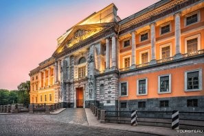 Давно на его дворец смотрел? Я живу метров за 500 оттуда и скажу, что такого мудака надо было убрать еще раньше. К чему дворец - там надпись есть. Это цитата из Библии. Он сказал, чтобы так написали. 3 ошибки. Ну как такое недоразумение может говорить за миллионы жизней?
