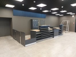 Там ещё и крепления неудобные. 
На маленьком мониторе, ещё ничего. 
А вот когда большой. 
И не подлезть нормально. 
И вешать неудобно. 
И вертикальной регулировки, по факту, нет. 
Это ещё хорошо, если монитор один. 
А вот если нужно их несколько, в ряд, повесить... 
Вот тут начинается геморрой. 
Надо и ровно и горизонтально и так, чтобы потолку параллельно. 
Ага, который сам не горизонтально. 
Даже лазерный уровень не очень помогает. 
Чуть "бабочка" или анкер в сторону уйдёт. Хоть на 1 мм. 
Так из-за размера монитора, это уже смешение на несколько миллиметров на краю. 
А надо, что бы в стык были и не гуляли волной.  
А регулировки по вертикали нет. 
Время и сил тратится на эту подвеску... 
Иногда ещё и мебель мешает подлезть. А она к стене уже прикручена. 
И мониторы столько стоят, бывает, что б/у почки может и не хватить. :)