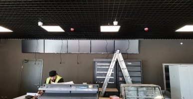 Там ещё и крепления неудобные. 
На маленьком мониторе, ещё ничего. 
А вот когда большой. 
И не подлезть нормально. 
И вешать неудобно. 
И вертикальной регулировки, по факту, нет. 
Это ещё хорошо, если монитор один. 
А вот если нужно их несколько, в ряд, повесить... 
Вот тут начинается геморрой. 
Надо и ровно и горизонтально и так, чтобы потолку параллельно. 
Ага, который сам не горизонтально. 
Даже лазерный уровень не очень помогает. 
Чуть "бабочка" или анкер в сторону уйдёт. Хоть на 1 мм. 
Так из-за размера монитора, это уже смешение на несколько миллиметров на краю. 
А надо, что бы в стык были и не гуляли волной.  
А регулировки по вертикали нет. 
Время и сил тратится на эту подвеску... 
Иногда ещё и мебель мешает подлезть. А она к стене уже прикручена. 
И мониторы столько стоят, бывает, что б/у почки может и не хватить. :)