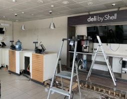 Там ещё и крепления неудобные. 
На маленьком мониторе, ещё ничего. 
А вот когда большой. 
И не подлезть нормально. 
И вешать неудобно. 
И вертикальной регулировки, по факту, нет. 
Это ещё хорошо, если монитор один. 
А вот если нужно их несколько, в ряд, повесить... 
Вот тут начинается геморрой. 
Надо и ровно и горизонтально и так, чтобы потолку параллельно. 
Ага, который сам не горизонтально. 
Даже лазерный уровень не очень помогает. 
Чуть "бабочка" или анкер в сторону уйдёт. Хоть на 1 мм. 
Так из-за размера монитора, это уже смешение на несколько миллиметров на краю. 
А надо, что бы в стык были и не гуляли волной.  
А регулировки по вертикали нет. 
Время и сил тратится на эту подвеску... 
Иногда ещё и мебель мешает подлезть. А она к стене уже прикручена. 
И мониторы столько стоят, бывает, что б/у почки может и не хватить. :)