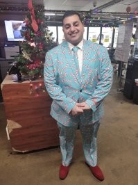 "А я каждый год придумываю креативный наряд на работу"

Подозреваю, что это его повседневный наряд....