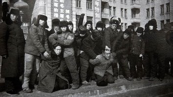 23 августа Мао встретился с хунвейбинами и обратился к ним с упреками в "излишней цивилизованности". "Главный вопрос,  сказал он,  в том, чтобы решить, какой взять курс в отношении так называемых беспорядков на местах. Мое мнение   пусть устраиваются беспорядки еще несколько месяцев". Чтобы учащиеся не были стеснены во времени, он на полгода остановил в Китае учебный процесс   были закрыты все школы и университеты.
По сведениям Министерства государственной безопасности (которые считаются неполными), за следующий месяц только в Пекине хунвейбины убили 1722 человека, конфисковали имущество у 33 тысяч 695 человек и изгнали из города 85 тысяч. Всего, по минимальным оценкам, во время "культурной революции" в Китае было убито 400 тысяч человек   это крупнейшая гуманитарная катастрофа ХХ века.
В выборе хунвейбинами преследуемых   изгнанных, ограбленных, отправленных в своеобразные китайские концлагеря, изуродованных, убитых   не было ничего специального. Это были обычные жертвы политического террора: ученые, руководители и сотрудники министерств и мэрий, журналисты, писатели, артисты, музыканты, священнослужители, инженеры, люди, учившиеся за рубежом, люди с достатком, просто случайные люди... Разве что особенно досталось школьным учителям.