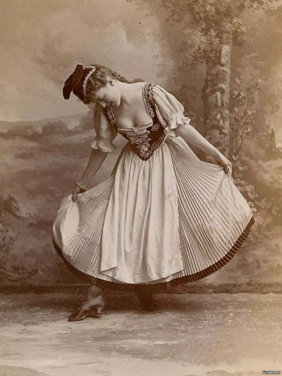 Кэтрин пирс в платье 19 века. Женский поклон. Дама в реверансе. Дама в реверансе. Облегченная версия реверанса.