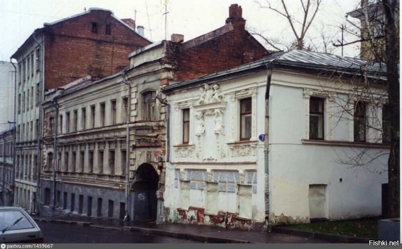 27-е фото - белое зданьице на переднем плане - древнейшее сохранившееся здание Москвы. К слову.