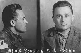 В советские времена зэки работали. С тех пор пошли мемы про лесоповал.Да и вообще,практически у каждой зоны была "промка" (промзона),где зэки искупали вину упорным трудом - шили рукавицы и сапоги,делали мебель,игрушки,сувениры всякие.Были ещё "шарашки",в которых инженеры и конструкторы работали,в том числе и на космос с оборонкой.
 Кстати,некоторые даже с приличными суммами на волю уходили. Честно заработанных денег. И да,из этих денег вычитали за содержание.