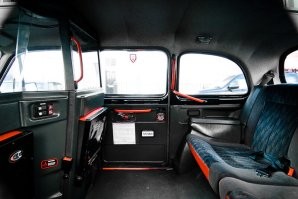 автор наверное никогда не ездил на британских «кэбах», там "багажника" нет от слова вообще! пассажиры в салон садятся вместе с багажом на задний диван! на нем запросто размещаются 3 взрослых ! плюс расстояние от ног клиента до перегородки с водителем - около метра. плюс верхняя часть перегородки защищена орг.пластиком с отверстием для передачи оплаты водителю. на этой перегородке есть еще два откидных кресла, так что 5 человек с небольшим багажом - без проблем... общение клиента с водителем через громкую связь. лучшего и удобного такси в мире я еще не встречал, и это Austin FX4 . Атом- не лучший вариант для такси....