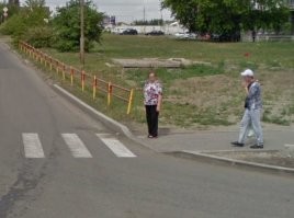 И? Ты всё правильно сказал - бордюр низкий. Нет, я не говорю что пацан на полосу вышел. Он на краю стоял. Вот так как эта женщина. Видишь как внимательно за дорогой следит. Нельзя так близко к краю стоять, особенно зимою, да ещё разинув рот.