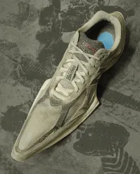 Эти тапки - родом из восточных средневековых понятий, - чем круче бай тем длиннее носы у тапок!
У сумочки неплохое дизайнерское решение - одобряю!
Мотороллер - тоже классно, не слетишь с "белого коня" при любом "форсаже"!