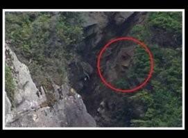 Там не только Ленин, но и Маркс и Энгельс присутствуют
А если очень хорошо приглядеться, то и четвертого человека можно увидеть, наверное Сталин.