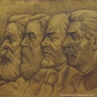 Там не только Ленин, но и Маркс и Энгельс присутствуют
А если очень хорошо приглядеться, то и четвертого человека можно увидеть, наверное Сталин.