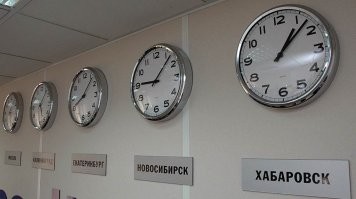 Посмотрите на эти часы. Сразу два механизма. Но зачем?