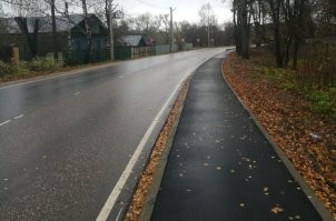 Если уж на то пошло, то на каком расстоянии от дороги безопасное место на тротуаре?
Никто не ожидал что грузовик с фарами поедет по тротуару, вот так. Это всё равно что идя по тротуару рядом с дорогой, каждый раз прятаться при виде машины.
И не надо приравнивать пешехода который стоял и ничего не нарушал, к идиоту, который сидя за рулём втыкал в телефон.
Вот картинка тротуара, я ХЗ как тут ходить по нему находясь при этом на безопасном расстоянии от дороги. Вся надежда на тебя.