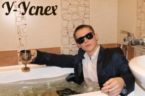 Хороший подарок в кругу богатых людей у которых итак уже практически всё есть.  Ну либо неплохой способ отметить покупку какого-нить холдинга или футбольного клуба :)

На самом деле - отличный пример маркетинга, когда под красивой упаковкой и несомненно качественным напитком продвигается именно что  - показатель успеха, за который богатые люди готовы выложить состояние. Это вам не айфоны продавать. :) Молодцы тамошние маркетологи, не зря свой хлеб едят.