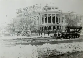 Май 1984г.
С  третьего этажа в сугробы прыгали.
Жил 8-е марта 4.