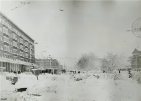 Май 1984г.
С  третьего этажа в сугробы прыгали.
Жил 8-е марта 4.